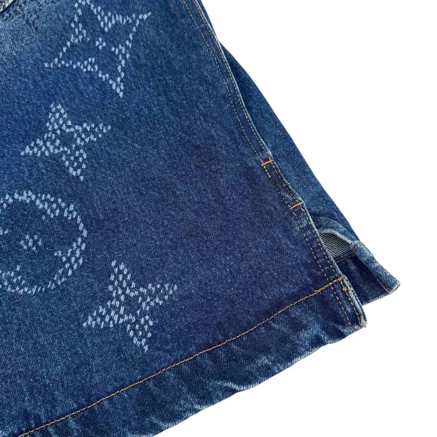 🅿️680 1v 25SS Hubby Gradient Presbyopic Denim Jacket. Original purchase and development for 23,900. The fabric is made of customized indigo thick double-woven cotton. It has high quality and is comfortable and close to the skin. It is based on a subtle gradient from dark blue to light blue. Unique blues artwork. Imperfect perfection. The Monogram Seeds pattern is laid out with a gradient effect. The looming posture quietly emerges and is fully recognizable. The Damier leather label on the back hem is lightly embossed with the LV letters, revealing the noble identity. The longitudinal arrangement of single-breasted buttons becomes the visual guide line, elongating the neck line, adding a delicate buffer between the romance of gradient blue and the toughness of work clothes. The suit is worn for worry-free wear, allowing the wearer to become a walking color narrative. Digital printing technology adopts digital pattern design and prints the pattern directly on the fabric through an inkjet printer to achieve Monogram Seeds operation. The transition is natural. The pattern is clear, using multiple horses and rub sand to rub specific parts with a high-pressure spray gun to achieve a local gradient effect, and then use frosting technology to create a unique texture pattern. The workmanship is extremely complex and time-consuming and labor-intensive. The double process of washing and light frying is to desize and clean the denim material first, and then sand wash to produce a fading effect. The denim jacket is fried through special chemical treatment to give a special contrasting effect. Size:S-M-L-XL